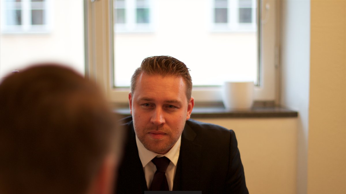 Karlsson intervjuas av Nyheter24:s Pär Ullrich. 